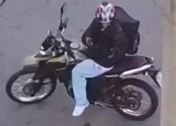 Vídeo: Bandido atira contra mulher que estava filmando assalto e gritou “Chama a polícia”