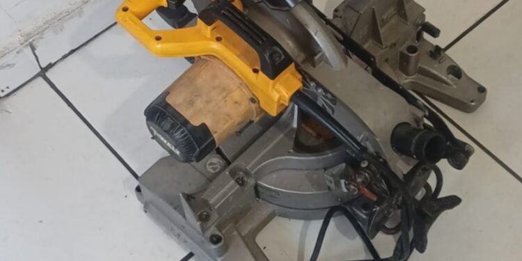 Indivíduo com mais de 20 passagens pela polícia é abordado com serra avaliada em quase 3 mil reais