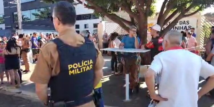 Homem é assassinado a tiros e mulher e criança ficam feridas por disparos