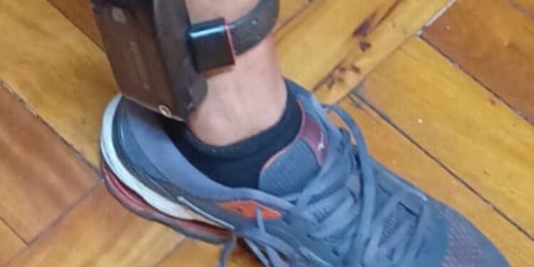 Com ficha criminal gigante, traficante com tornozeleira eletrônica é detido por policial de folga no centro de Curitiba