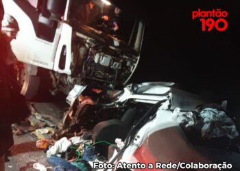 Homem em carro morre em colisão frontal com carreta na BR-376