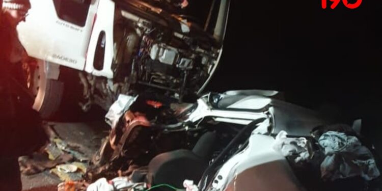 Homem em carro morre em colisão frontal com carreta na BR-376