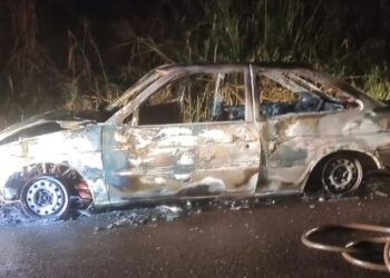 Mulher incendeia carro do ex-marido e se joga do veículo em movimento no Paraná