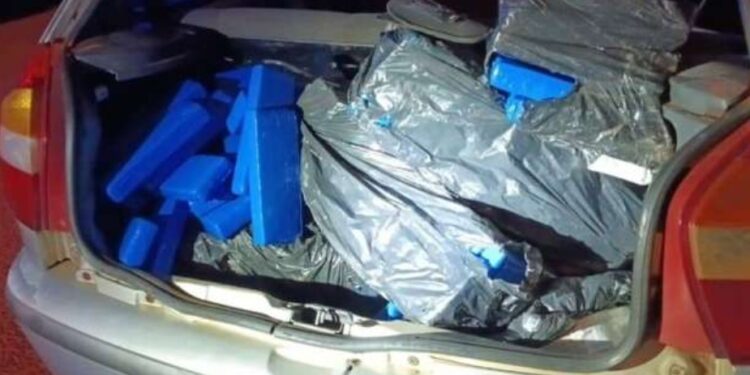 PRF apreende 130 quilos de maconha após acompanhamento tático