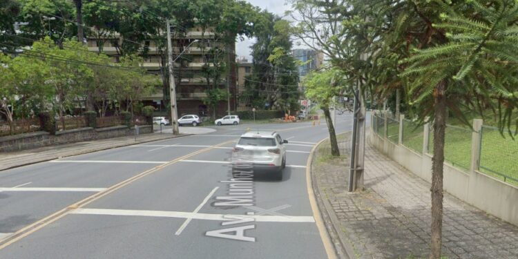 Radar da Avenida Munhoz da Rocha, em Curitiba, vai fiscalizar velocidade e conversão proibida a partir de segunda