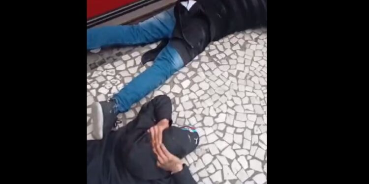 Policial militar de folga corre por quatro quadras atrás de criminoso que roubou corrente de ouro de senhora; dois foram presos