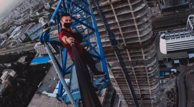 Conhecido por escalar prédios, homem morre ao cair do 68° andar