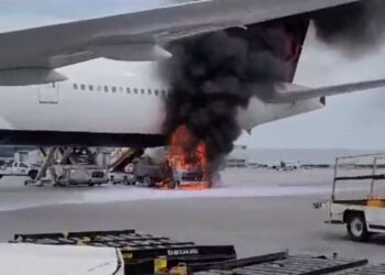Incêndio em caminhão que estava embaixo de aeronave provoca danos, veja o vídeo