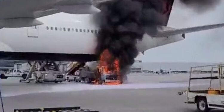 Incêndio em caminhão que estava embaixo de aeronave provoca danos, veja o vídeo