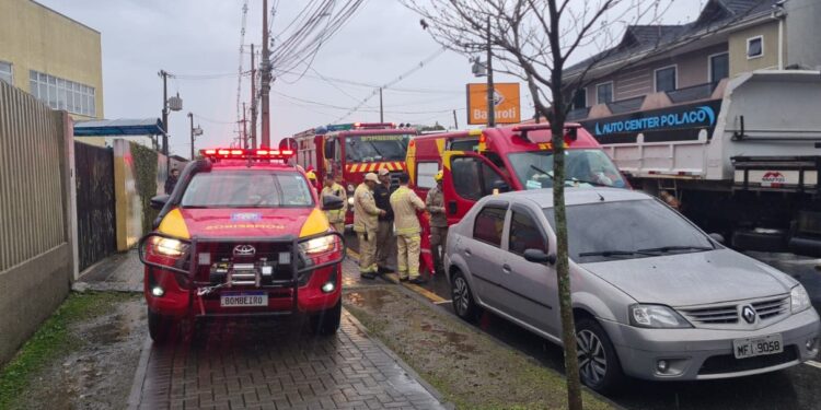 Trabalhador é prensado por elevador durante manutenção, veja o vídeo