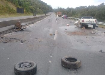 Saveiro fica destruída em colisão na BR-376 e motorista morre na hora