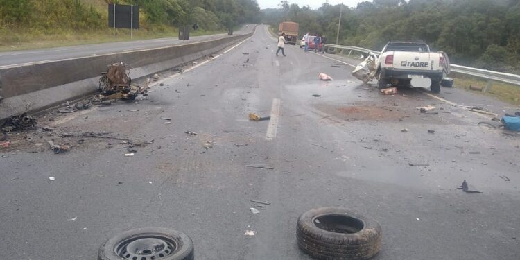 Saveiro fica destruída em colisão na BR-376 e motorista morre na hora