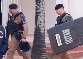 Mulher armada invade igreja e local é cercado pela Polícia Militar, veja o vídeo