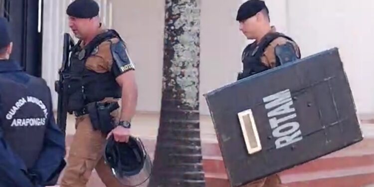 Mulher armada invade igreja e local é cercado pela Polícia Militar, veja o vídeo