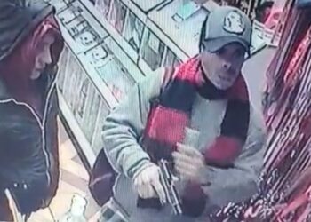 Câmera registra criminoso cometendo assalto em Curitiba e arma trava aberta, veja o vídeo