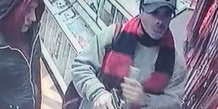 Câmera registra criminoso cometendo assalto em Curitiba e arma trava aberta, veja o vídeo