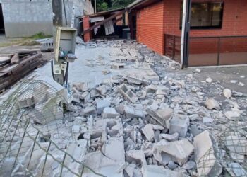 Criança de 5 anos é socorrida de helicóptero após muro desabar durante ciclone