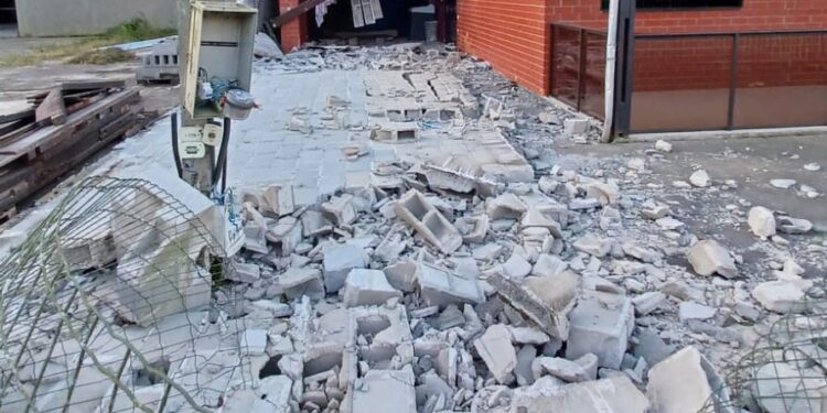 Criança de 5 anos é socorrida de helicóptero após muro desabar durante ciclone