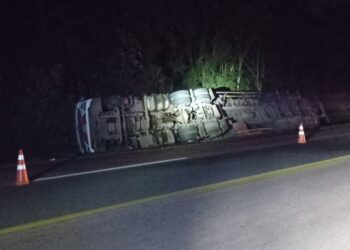 Rodovia do Xisto é fechada após tombamento de carreta carregada de solvente