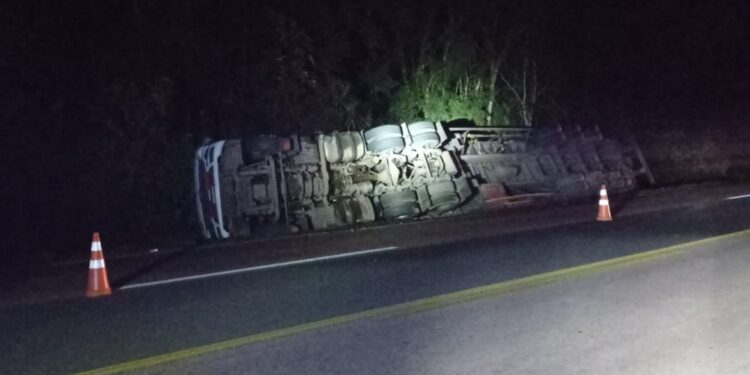 Rodovia do Xisto é fechada após tombamento de carreta carregada de solvente
