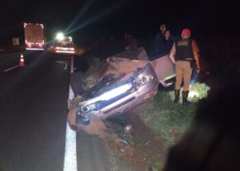 Mulher fica ferida após capotamento de carro na PR-323