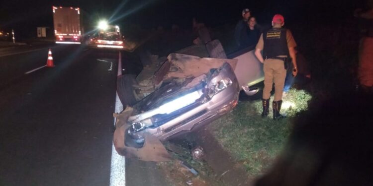 Mulher fica ferida após capotamento de carro na PR-323