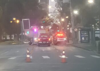 Casal fica ferido em colisão contra poste no Batel