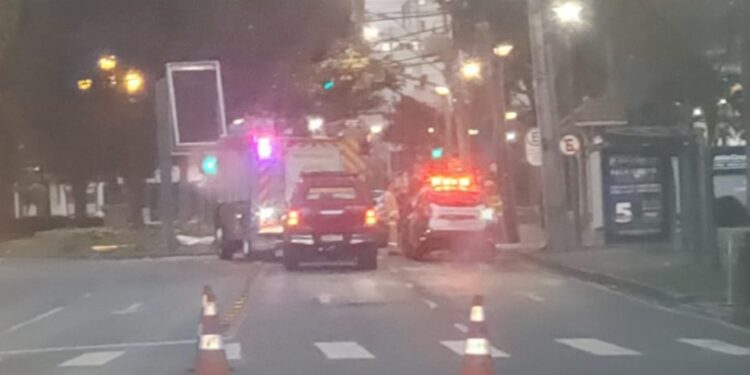 Casal fica ferido em colisão contra poste no Batel