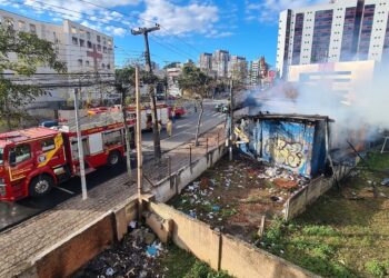 Incêndio destrói imóvel abandonado no bairro Portão em Curitiba
