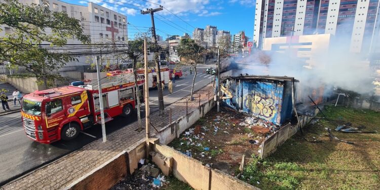 Incêndio destrói imóvel abandonado no bairro Portão em Curitiba