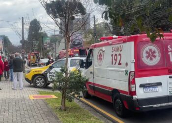 Mulheres ficam feridas após serem atropeladas na calçada por moto que se envolveu em acidente, no Juvevê