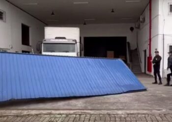 Criminosos derrubam portão da Receita Federal para realizar furto, mas fogem sem levar nada em Curitiba