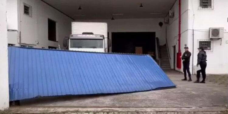 Criminosos derrubam portão da Receita Federal para realizar furto, mas fogem sem levar nada em Curitiba