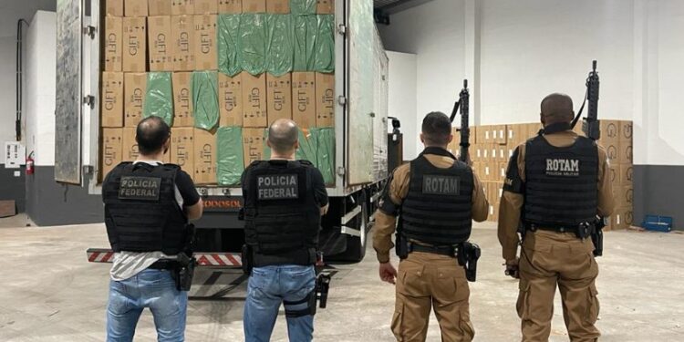 Polícia Federal deflagra Operação Effusus para combater o contrabando de cigarros no Paraná, veja o vídeo