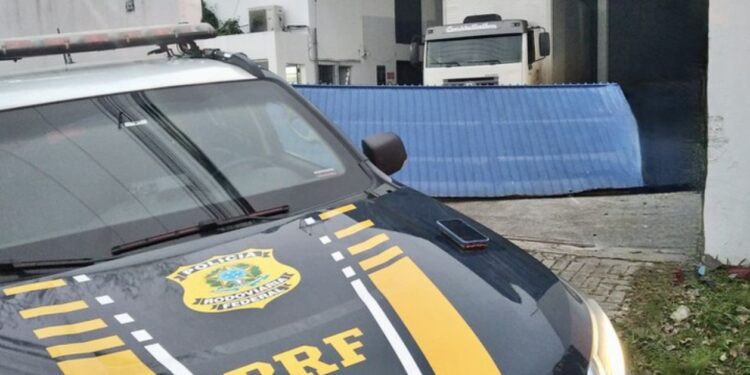 PRF impede resgate de 350 mil maços de cigarros apreendidos no Paraná