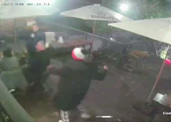 Imagem de câmera mostra que autor de atentado em bar atacou clientes sem motivos