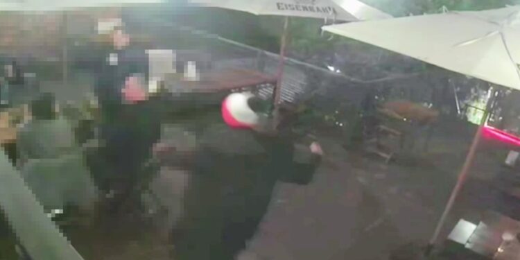 Imagem de câmera mostra que autor de atentado em bar atacou clientes sem motivos