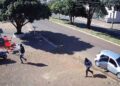 Câmera registrou momento que criminosos chegam em confraternização e abrem fogo; homem morreu e mulher e criança ficaram feridos