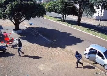 Câmera registrou momento que criminosos chegam em confraternização e abrem fogo; homem morreu e mulher e criança ficaram feridos