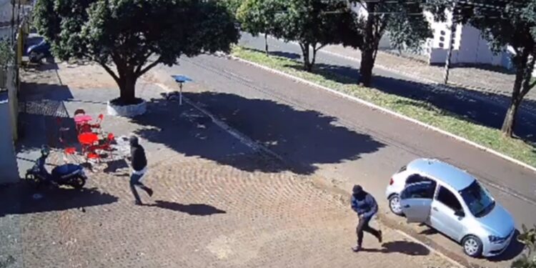 Câmera registrou momento que criminosos chegam em confraternização e abrem fogo; homem morreu e mulher e criança ficaram feridos