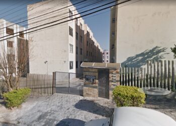 Homem esfaqueia ex-mulher e filho dela em Curitiba