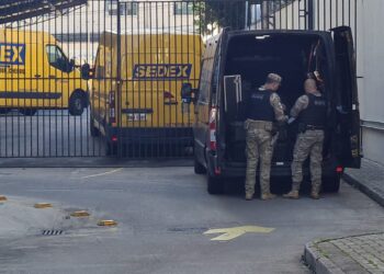 Corpo de Bombeiros e Esquadrão Antibombas são acionados para a sede do Correios em Curitiba