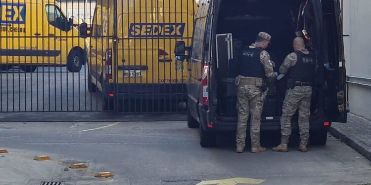 Corpo de Bombeiros e Esquadrão Antibombas são acionados para a sede do Correios em Curitiba