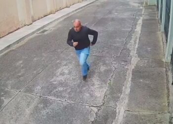 Polícia procura indivíduo que esfaqueou a ex-mulher e o filho dela em Curitiba, veja o vídeo da fuga