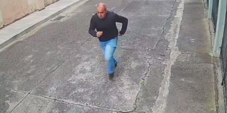 Polícia procura indivíduo que esfaqueou a ex-mulher e o filho dela em Curitiba, veja o vídeo da fuga