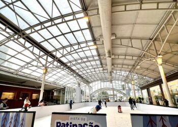 Shopping Estação recebe pista de patinação no gelo de 180 m², para adultos e crianças