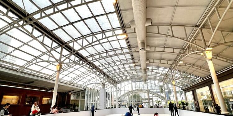 Shopping Estação recebe pista de patinação no gelo de 180 m², para adultos e crianças