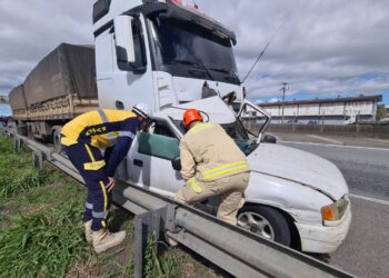 Motorista de caminhonete morre atropelado ao trocar pneu na BR-277