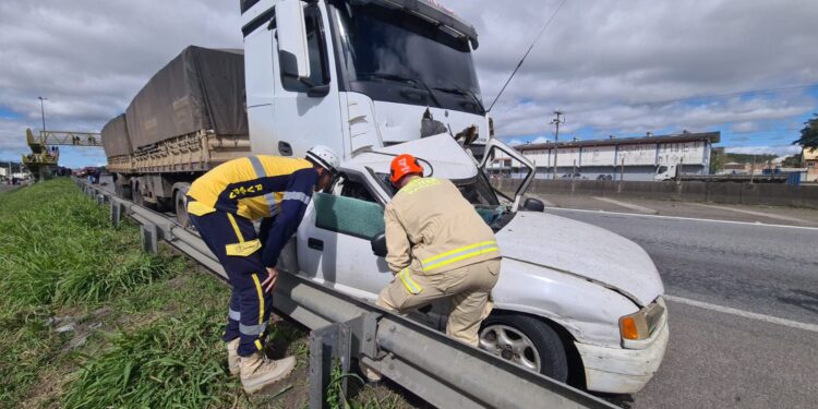 Motorista de caminhonete morre atropelado ao trocar pneu na BR-277
