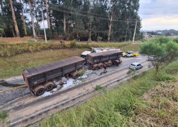 Acidente entre três caminhões deixa dois motoristas feridos no Contorno Norte de Curitiba